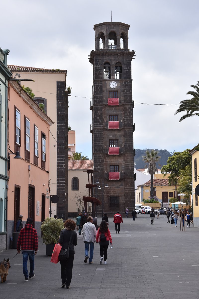 SAN CRISTBAL DE LA LAGUNA (Provincia de Santa Cruz de Tenerife), 29.03.2016, Blick von der Calle Obispo Rey Redondo auf den Turm der Iglesia-Parroquia Matriz de Nuestra Seora de La Concepcin (im benachbarten Santa Cruz de Tenerife gibt es ebenfalls eine Kirche mit diesem Namen)