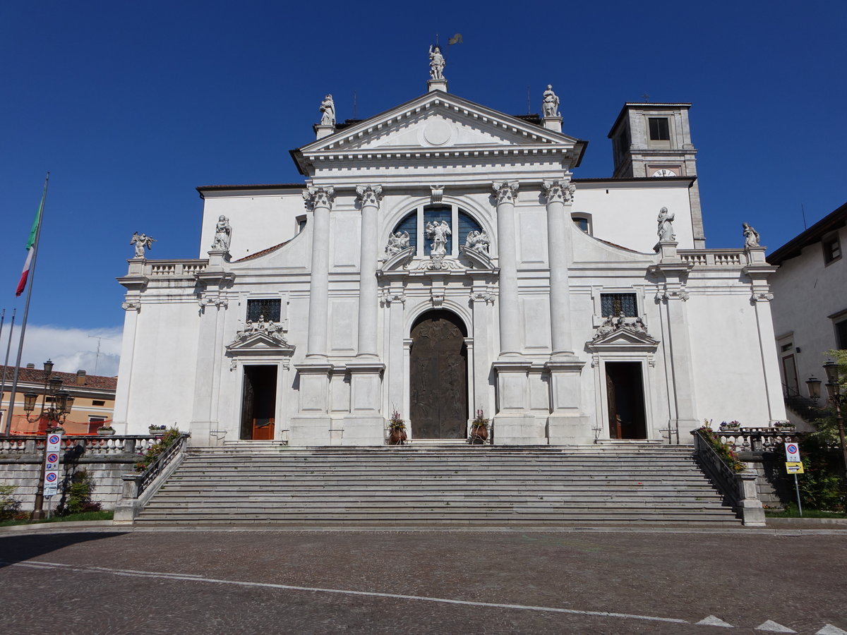 San Daniele del Friuli, Kathedrale St. Michele, Fassade von 1703 erbaut durch Domenico Rossi, Langschiff neu erbaut 1769 durch 
Carlo Corbellini (05.05.2017)