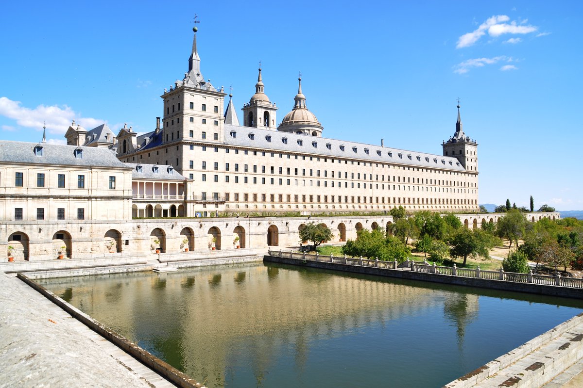 SAN LORENZO DE EL ESCORIAL (Provincia de Madrid), 01.10.2015, Blick auf einen Teil der Schloss- und Klosteranlage El Escorial, grter Renaissancebau der Welt und Weltkulturerbe der UNESCO