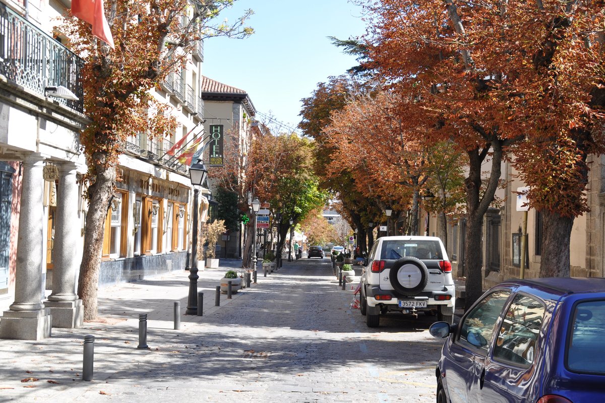 SAN LORENZO DE EL ESCORIAL (Provincia de Madrid), 01.10.2015, Blick in die Calle Floridablanca