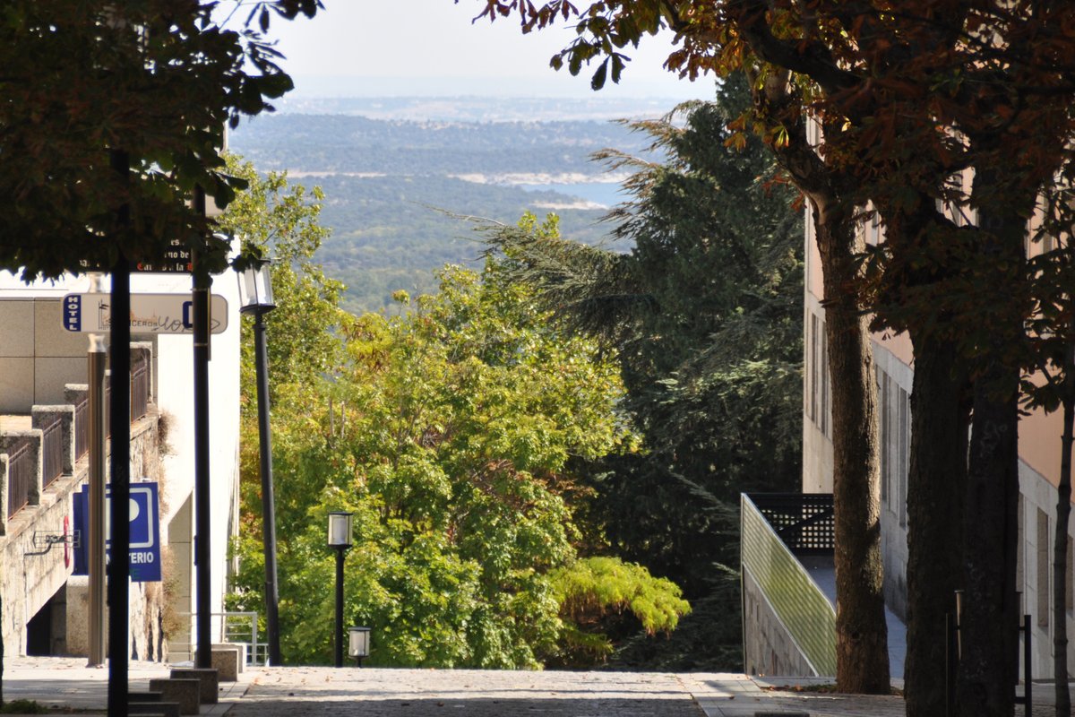 SAN LORENZO DE EL ESCORIAL (Provincia de Madrid), 01.10.2015, Blick durch die Calle Calvario