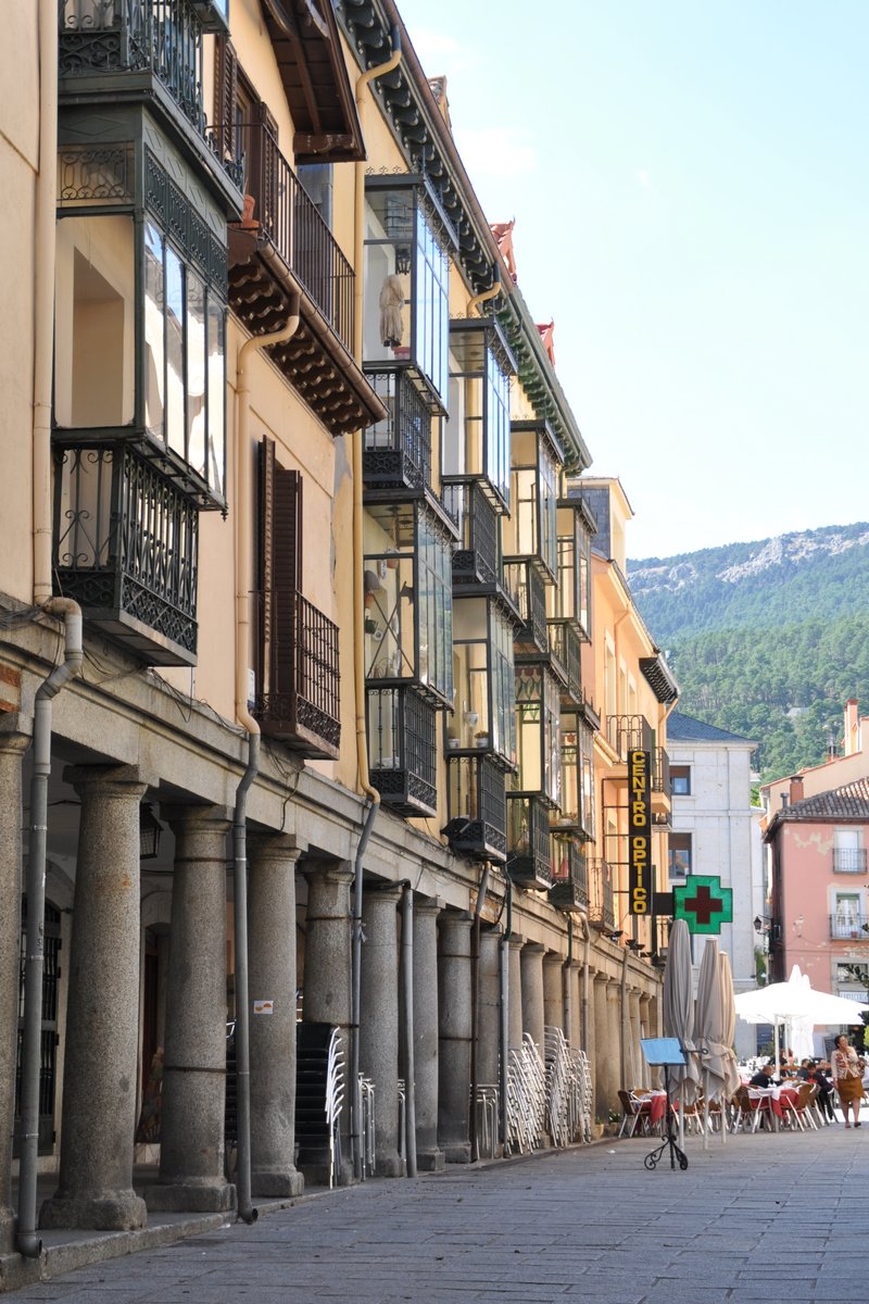 SAN LORENZO DE EL ESCORIAL (Provincia de Madrid), 01.10.2015, Blick in die Calle Reina Victoria