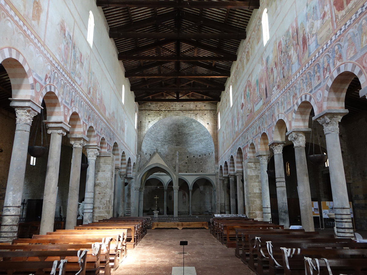 San Piero a Grado, Innenraum der Basilika mit Fresken aus dem 13. und 14. Jahrhundert (18.06.2019)