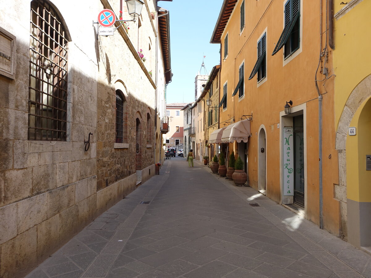 San Quirico d´Orcia, Huser in der Via Dante Alighieri (21.05.2022)