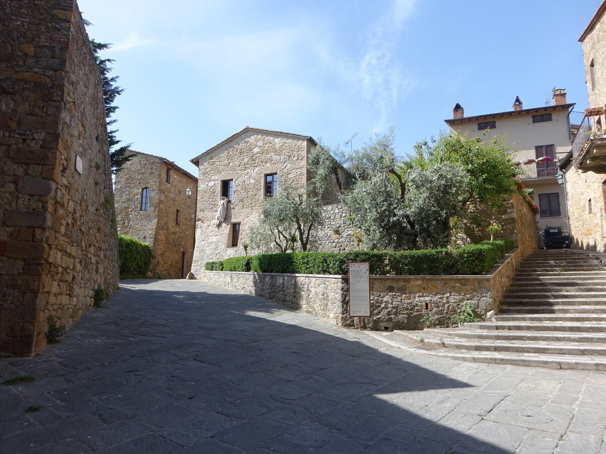 San Quirico d’Orcia, Huser in der Via Poliziano (21.05.2022)