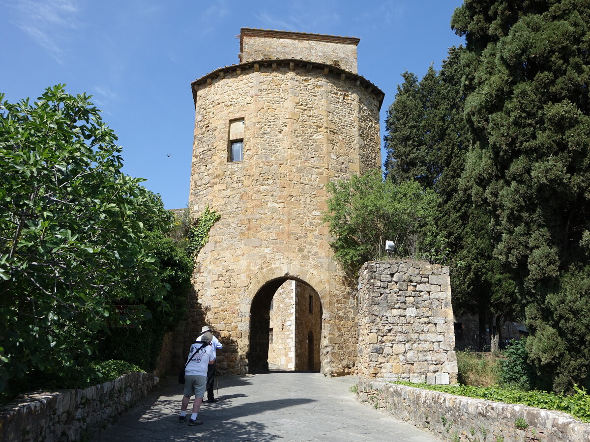 San Quirico d’Orcia, Porta Cappuccini in der Via Poliziano (21.05.2022)