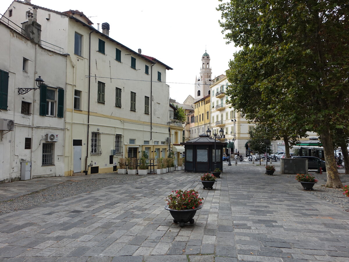 San Remo, Huser an der Piazza Vincenzo Muccioli (03.10.2021)