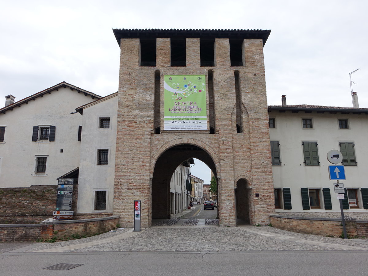 San Vito al Tagliamento, stliches Stadttor Torre di San Nicolo, erbaut im 13. Jahrhundert (06.05.2017)