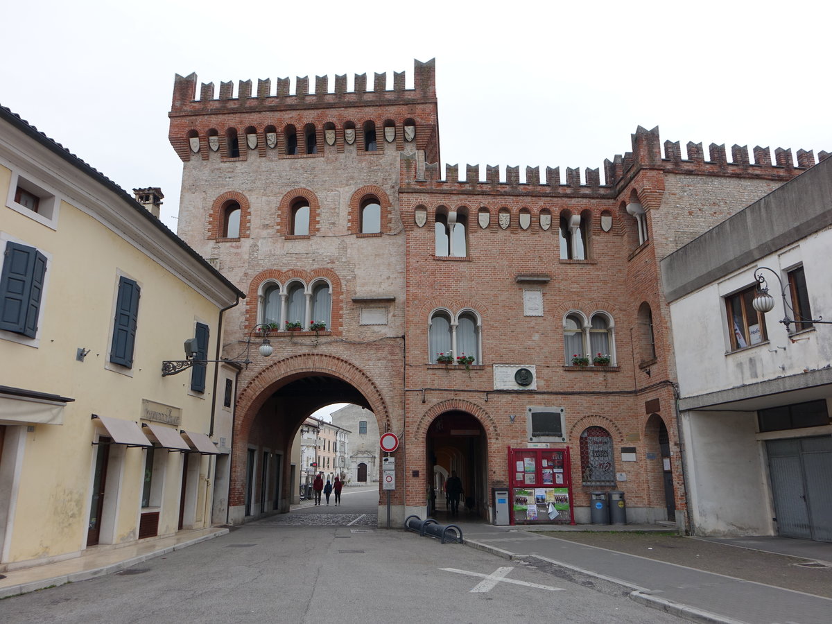 San Vito al Tagliamento, Torre Raimonda an der Piazza del Popolo, erbaut im 13. Jahrhundert (06.05.2017)