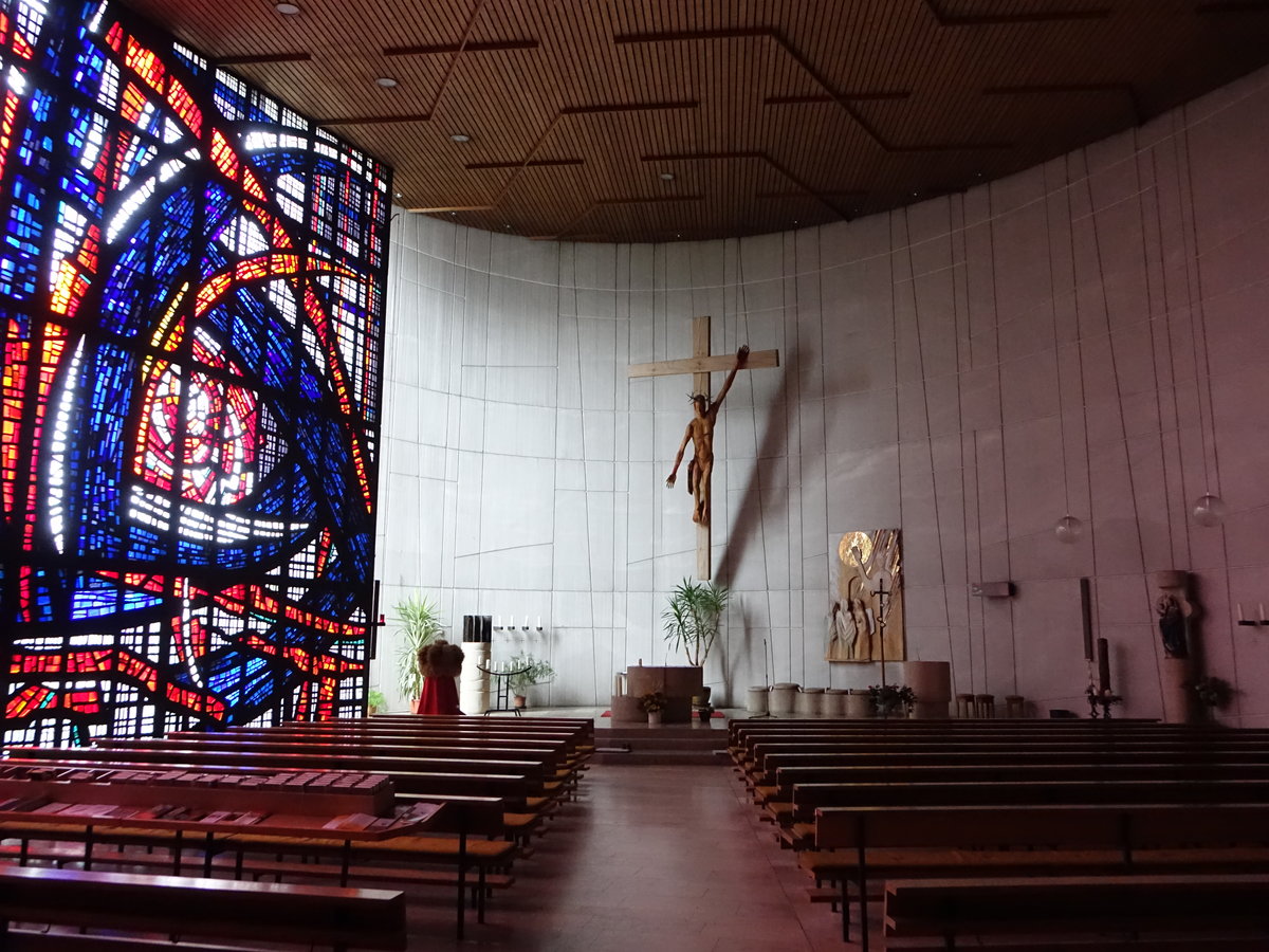 Sandbach, moderner Innenraum der Hl. Dreifaltigkeit Kirche, erbaut 1969 durch die Architekten Otto Lindner und Erwin Lenz (20.10.2018)