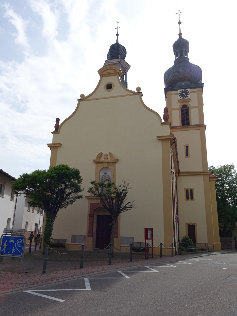 Sandhausen, kath. St. Bartholomus Kirche, erbaut 1767, Querschiff und Kirchturm erbaut 1896 (31.05.2015)