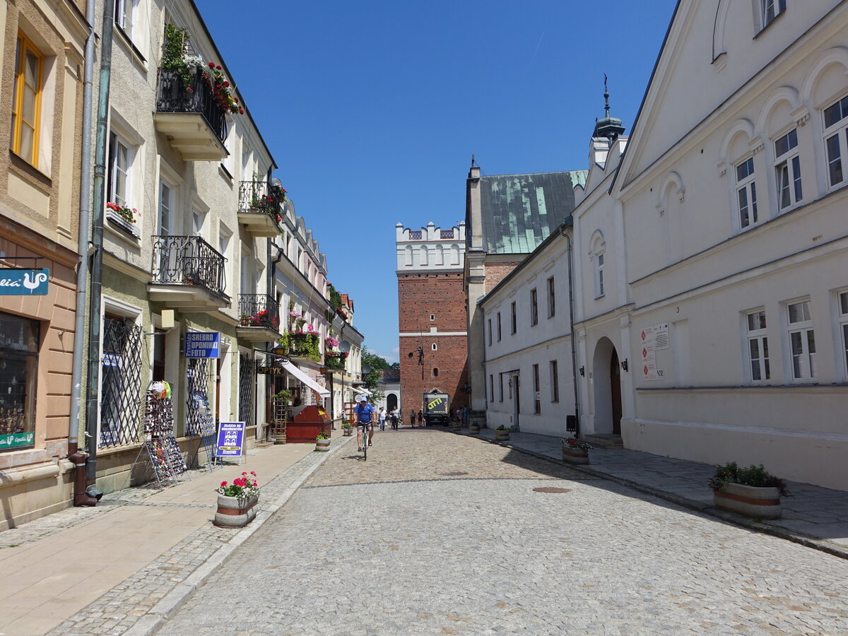 Sandomierz, Blick in die Opatowska Strae mit Hl. Geist Kirche und Opatower Tor (18.06.2021)