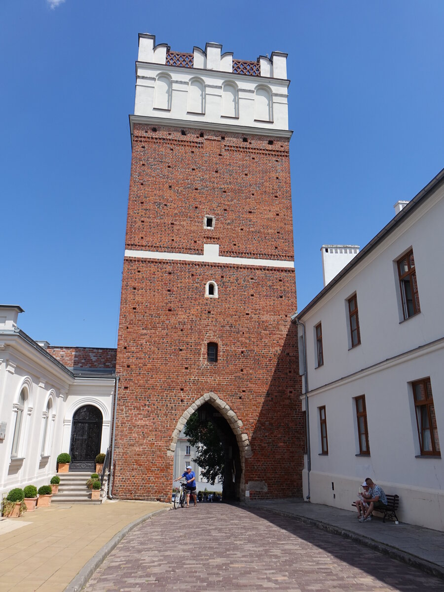 Sandomierz, Brama Opatowska oder Opatower Tor, quadratischer Backsteinbau aus dem 14. Jahrhundert (18.06.2021)