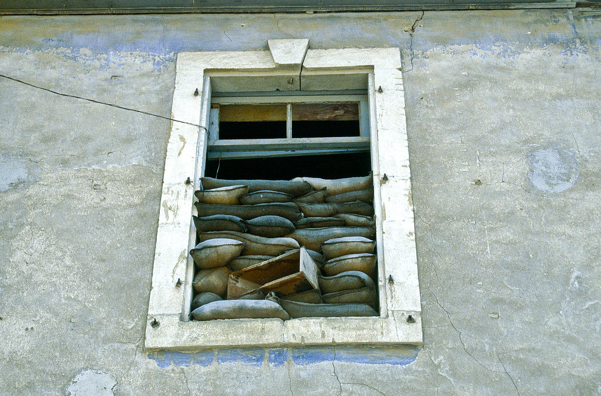 Sandscke in einem verlassenen Haus als Schiestand in der geteilten Stadt Nicosia. Bild vom Dia. Aufnahme: April 1995.