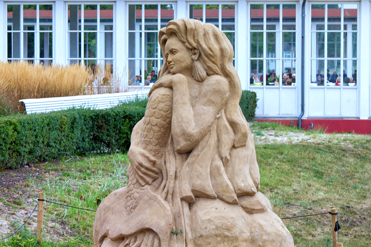 Sandskulptur an der Strandpromenade von Binz. - 22.09.2013