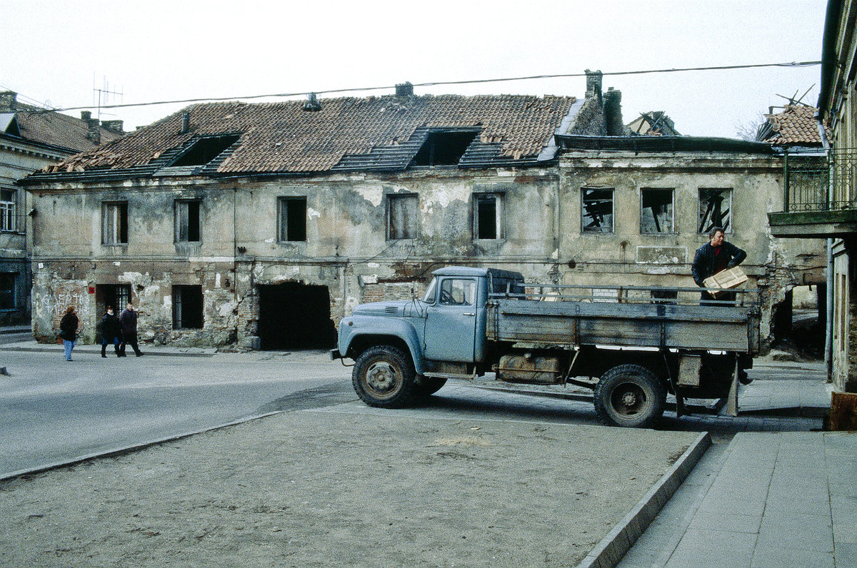 Sanierungsbedrftige Huser in der Altstadt vol Wilna (Vilnius). Bild vom Dia. Aufnahme: Mrz 1995.