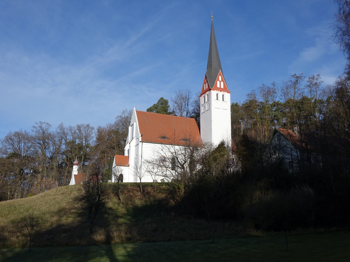 Sankt Kastl, Wallfahrtskirche St. Kastulus, verputzte Saalkirche mit getrepptem Steilgiebel, eingezogenem Chor mit Dreiseitschluss und sdlichem Chorflankenturm mit Spitzhelm, sptgotisch erbaut bis 1447, Stichkappentonne im Langhaus 1776 (27.12.2015)