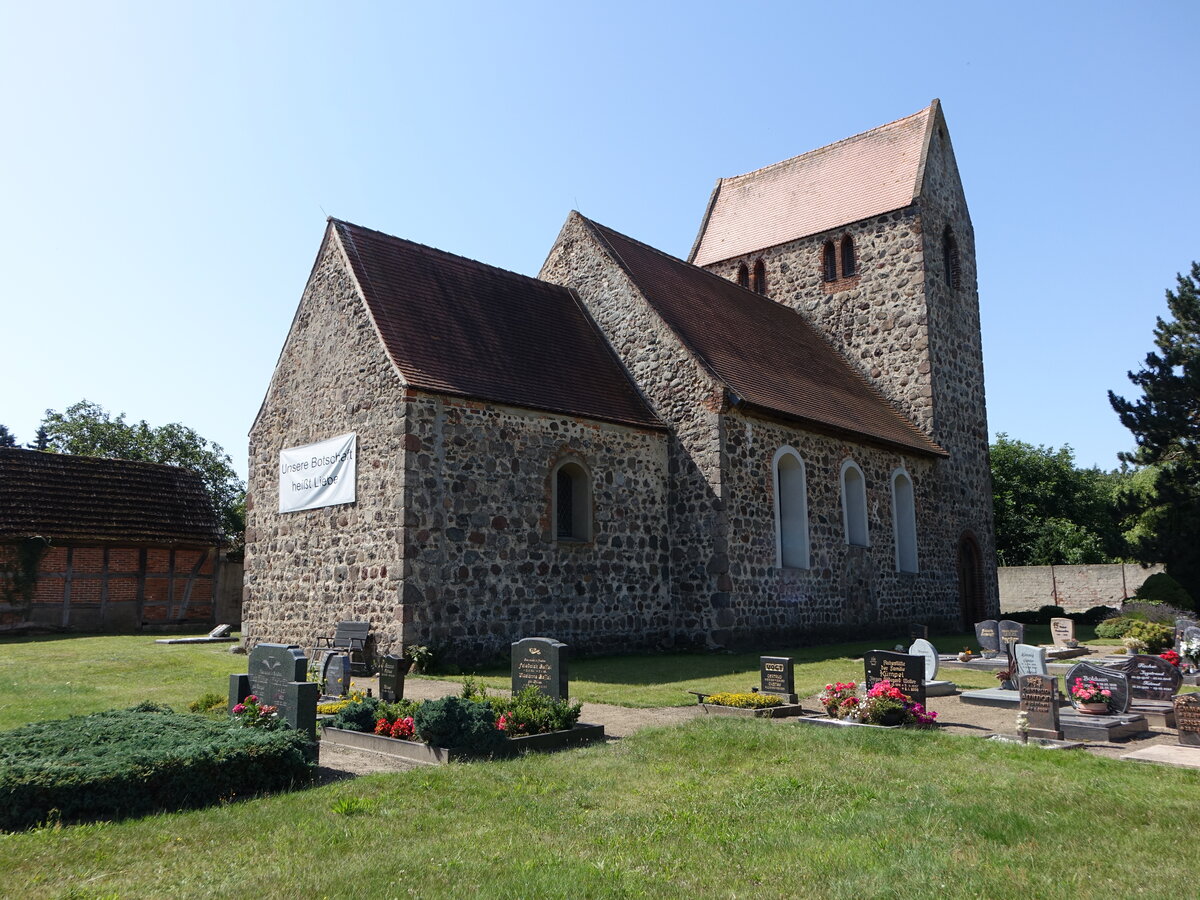 Sanne, evangelische Kirche, Feldsteinkirche aus dem 13. Jahrhundert (13.08.2025)