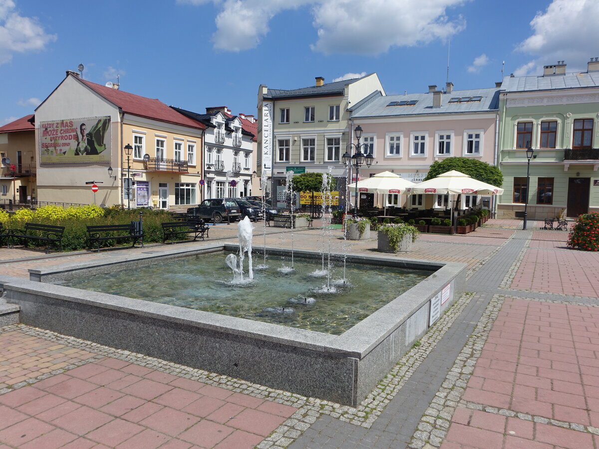 Sanok, Brunnen und Gebude am Rynek Platz (17.06.2021)