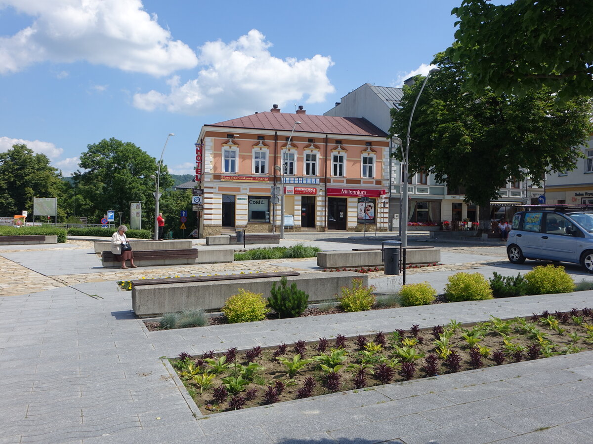 Sanok, Huser und Blumenbeet am Rynek Platz (17.06.2021)