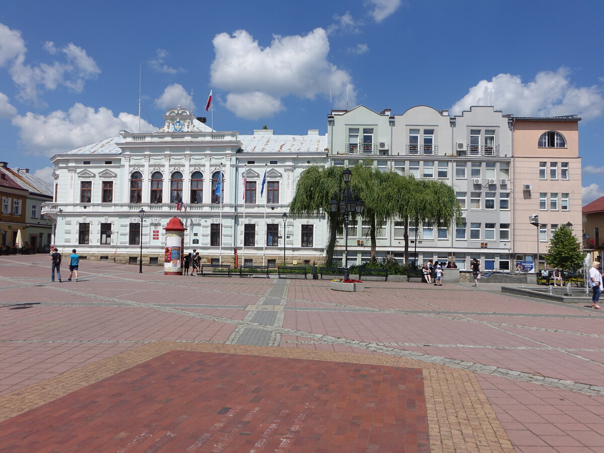 Sanok, Rathaus und Gebude am Rynek Platz (17.06.2021)