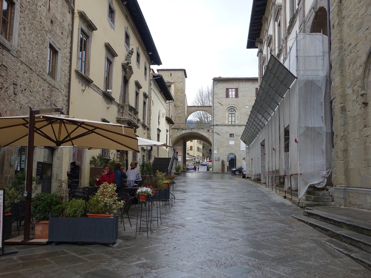 Sansepolcro, Dom und Stadttor in der Via Giacomo Matteotti (02.04.2022)