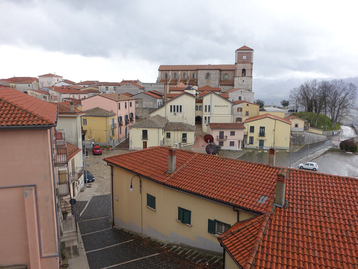 Sant Angelo dei Lombardi, Ausblick vom Castello auf die Kirche Sant Antonio Martiri, erbaut im 15. Jahrhundert (26.02.2023)