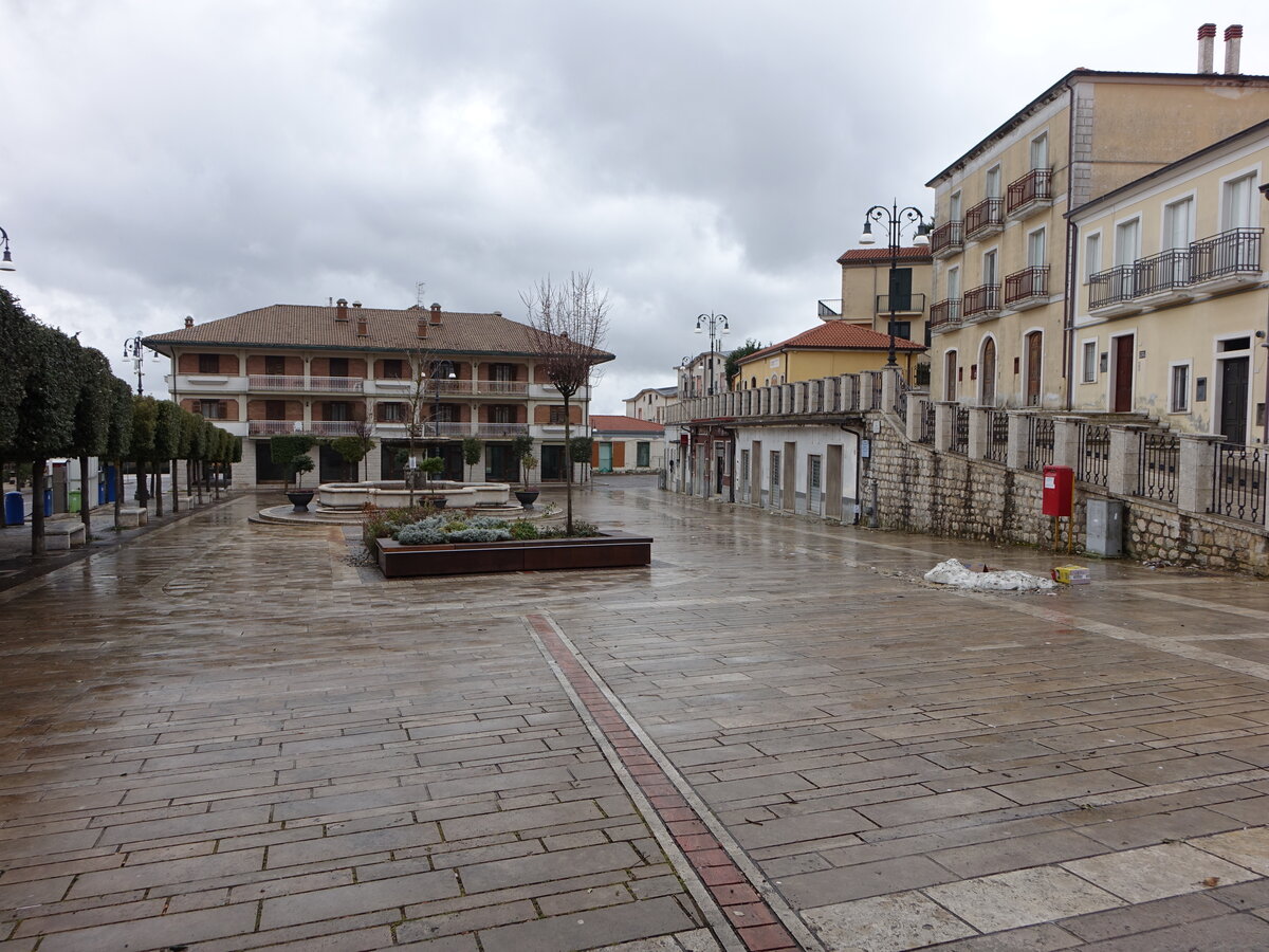 Sant Angelo dei Lombardi, Huser an der Piazza F. de Sanctis (26.02.2023)