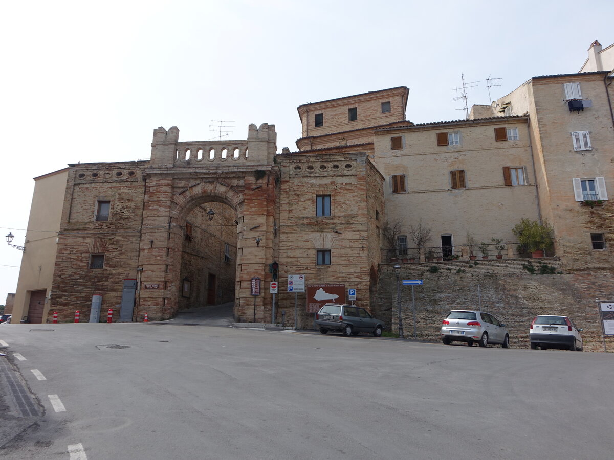Sant Elpidio a Mare, Stadttor Porta Marina, erbaut im 14. Jahrhundert (29.03.2022)