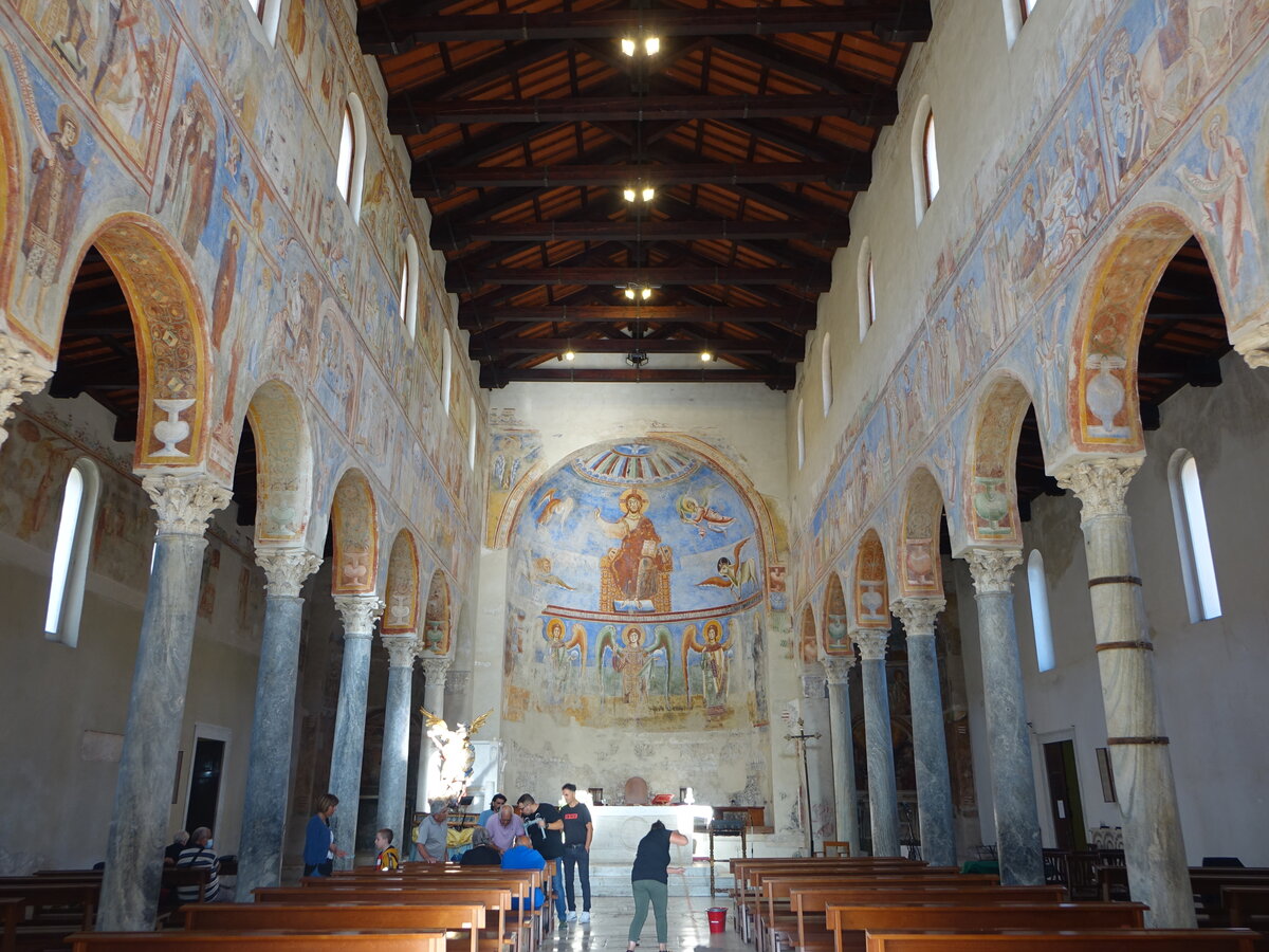 Sant’Angelo in Formis, Innenraum der Benediktinerklosterkirche mit romanischen Freskenzyklen (21.09.2022)