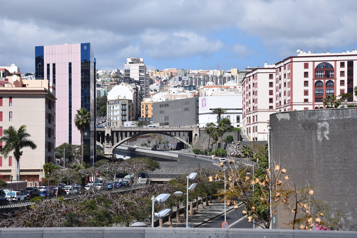 SANTA CRUZ DE TENERIFE (Provincia de Santa Cruz de Tenerife), 29.03.2016, Blick von der Puente Serrador in Richtung Westen (hinauf in die Stadt)