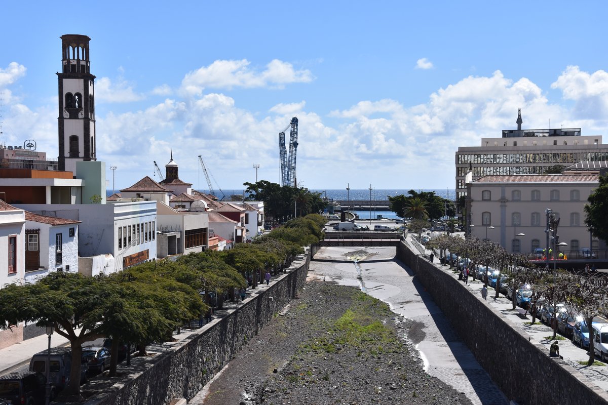 SANTA CRUZ DE TENERIFE (Provincia de Santa Cruz de Tenerife), 29.03.2016, Blick von der Puente Serrador in Richtung Osten (hinunter zum Hafen)