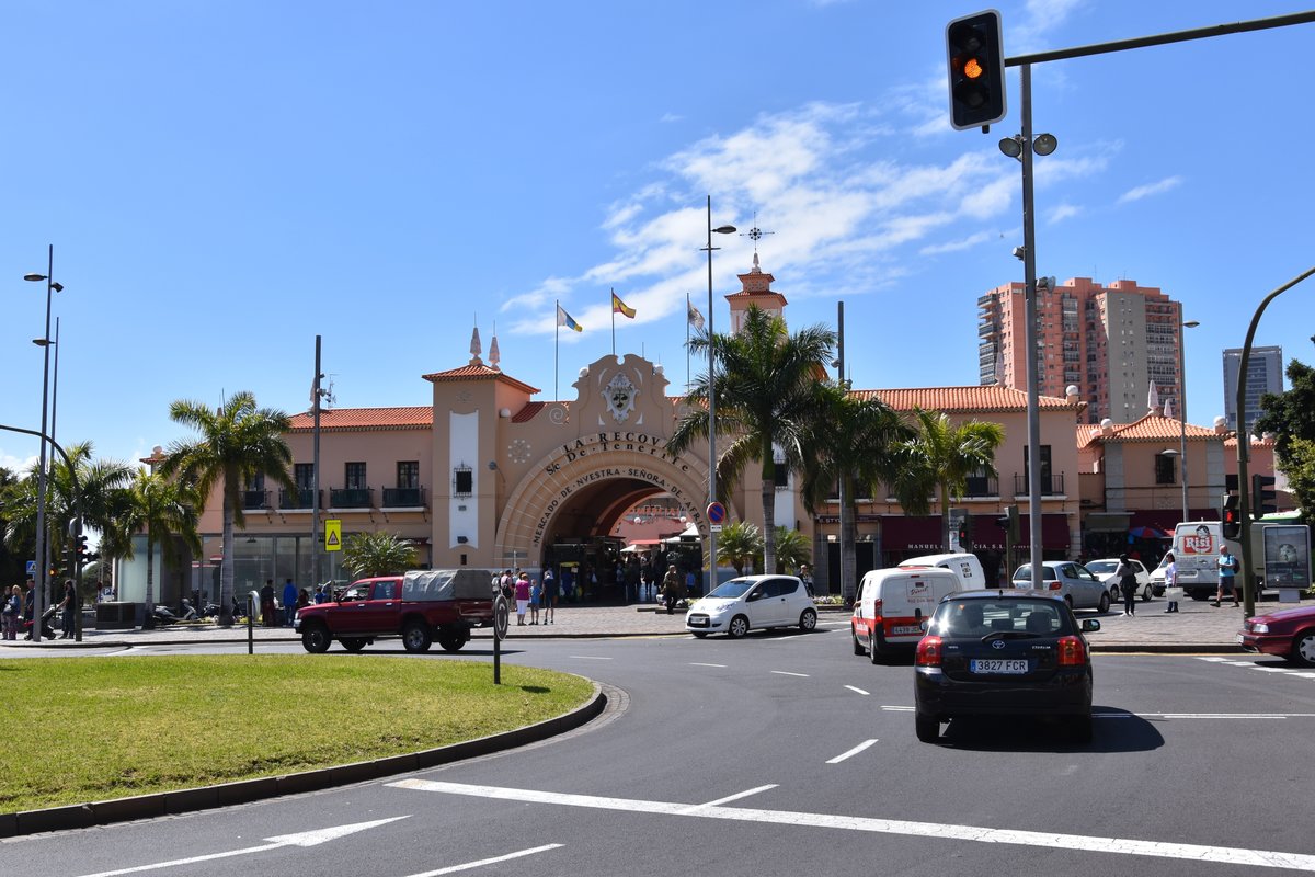 SANTA CRUZ DE TENERIFE (Provincia de Santa Cruz de Tenerife), 29.03.2016, Blick von der Puente Serrador in Richtung Sden zum sehr schn angelegten Mercado Municipal Nuestra Seora de frica