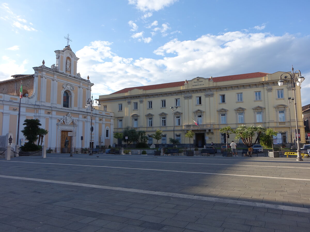 Santa Maria Capua Vetere, Dom St. Maria Maggiore und Palazzo Melzi an der Piazza Giacomo Matteotti (21.09.2022)