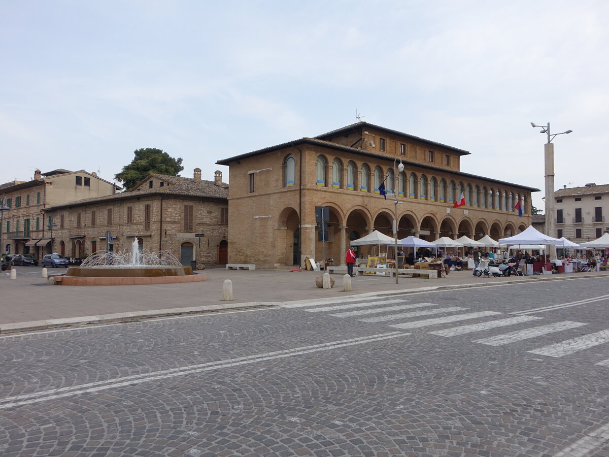 Santa Maria degli Angeli, Brunnen und Huser an der Piazza Giuseppe Garibaldi (27.03.2022)