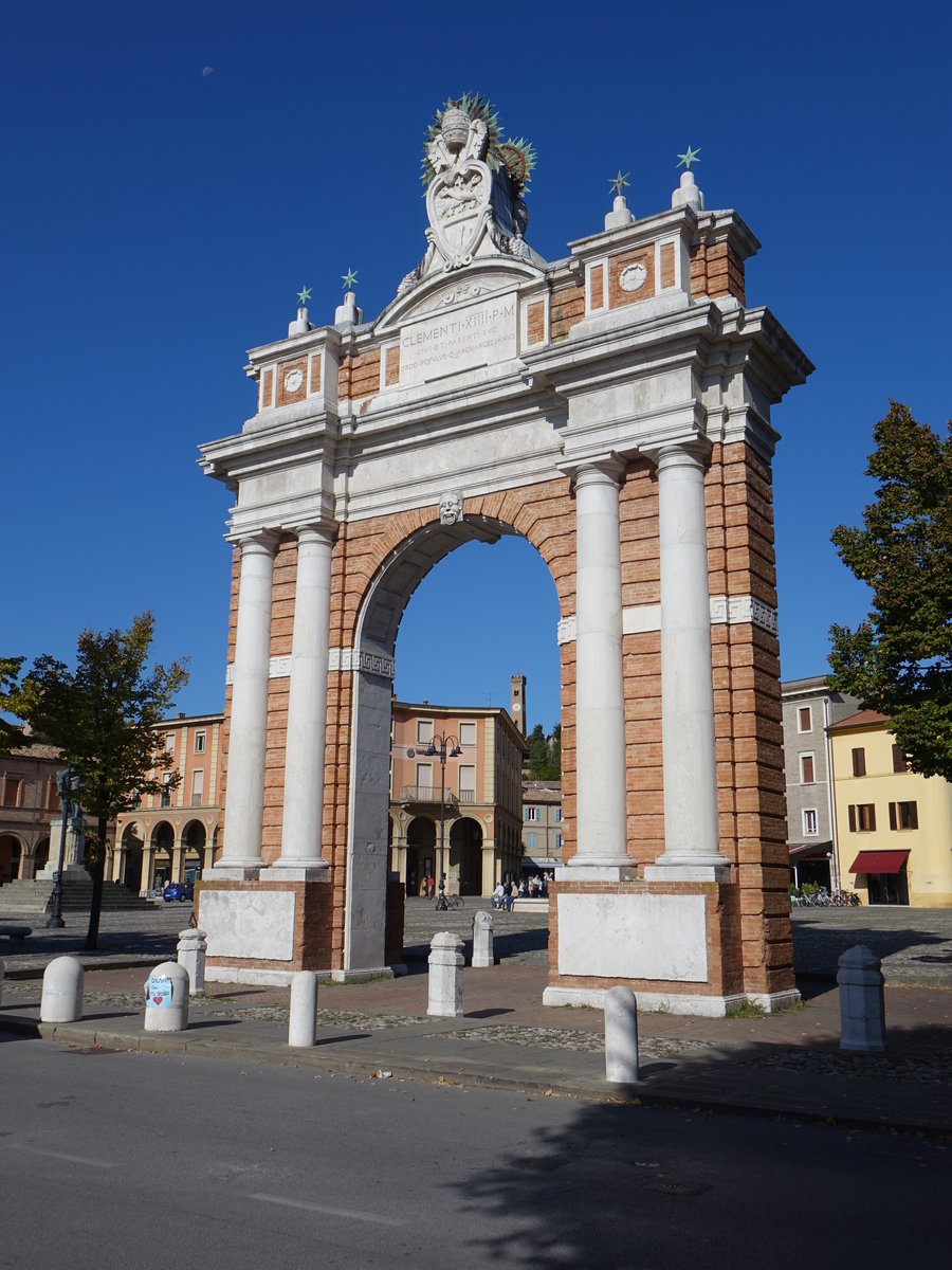 Santarcangelo di Romagna, historischer Triumpfbogen an der Piazza Gangarelli, erbaut 1772 durch C. Morelli (21.09.2019)