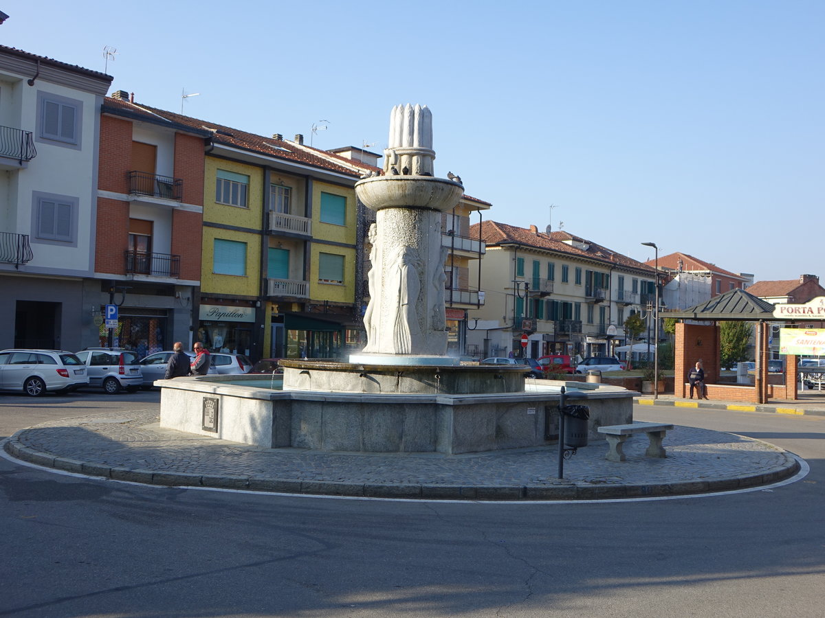 Santena, Brunnen an der Piazza Martiri della Liberta (04.10.2018)
