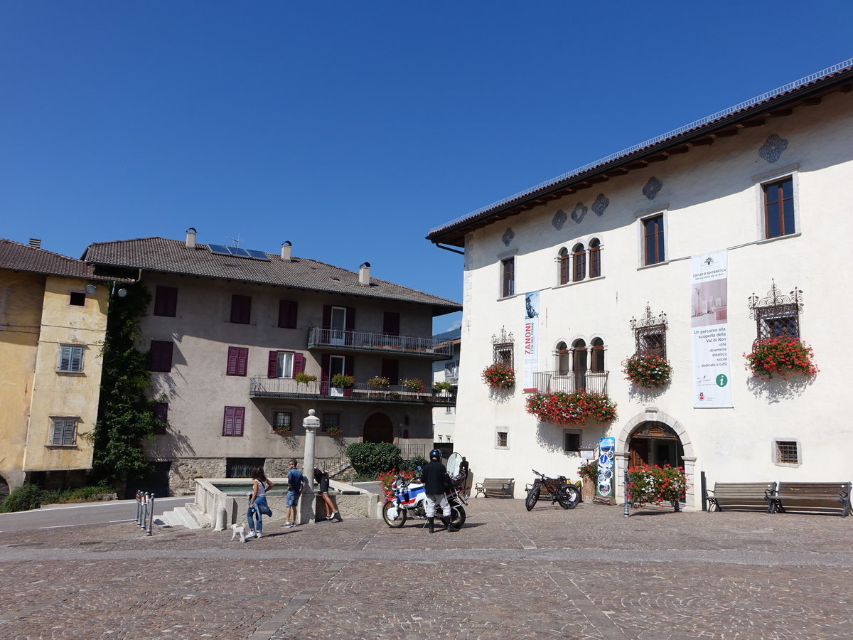 Sanzeno, Palazzo und Brunnen an der Piazza della Fontana (15.09.2019)