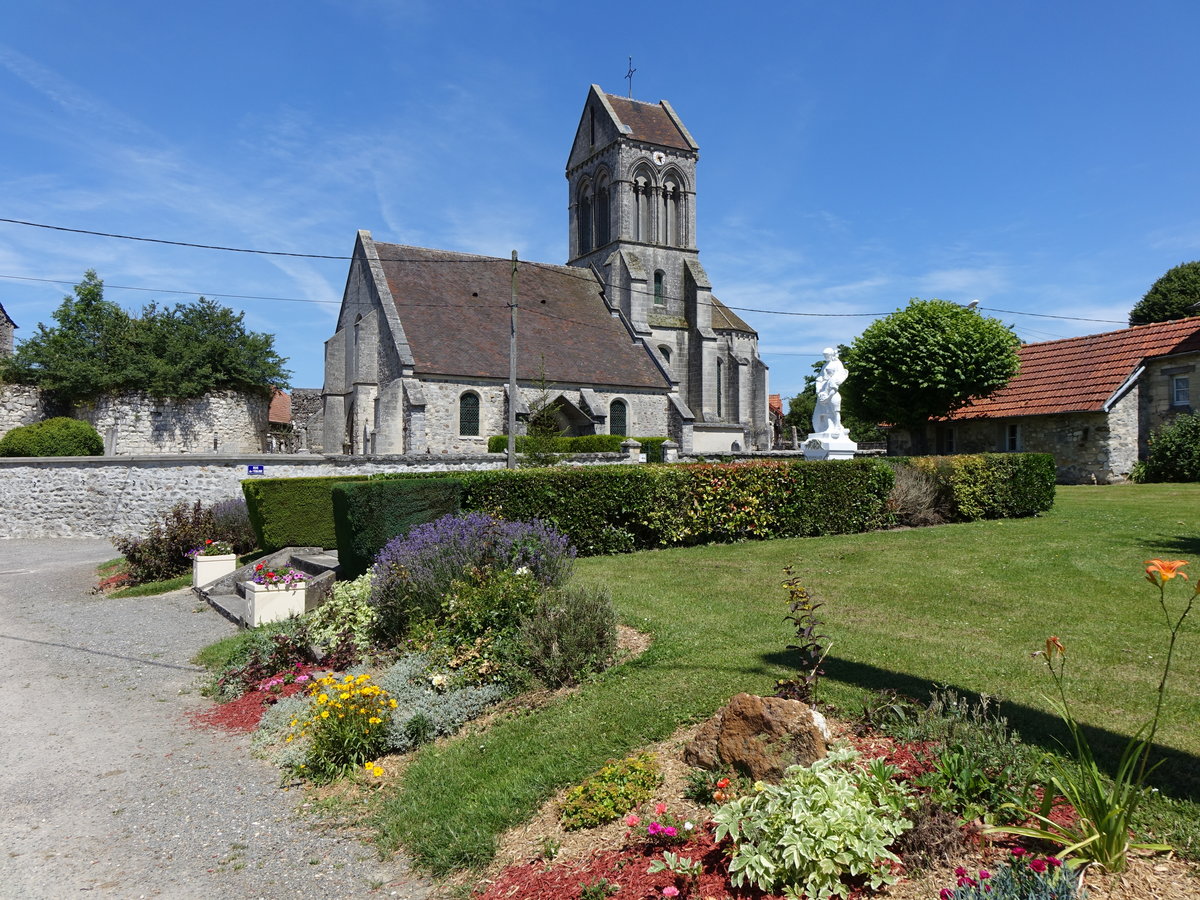 Saponay, Kirche Sainte-Marie et de l’Assomption, erbaut im 12. Jahrhundert (09.07.2016)