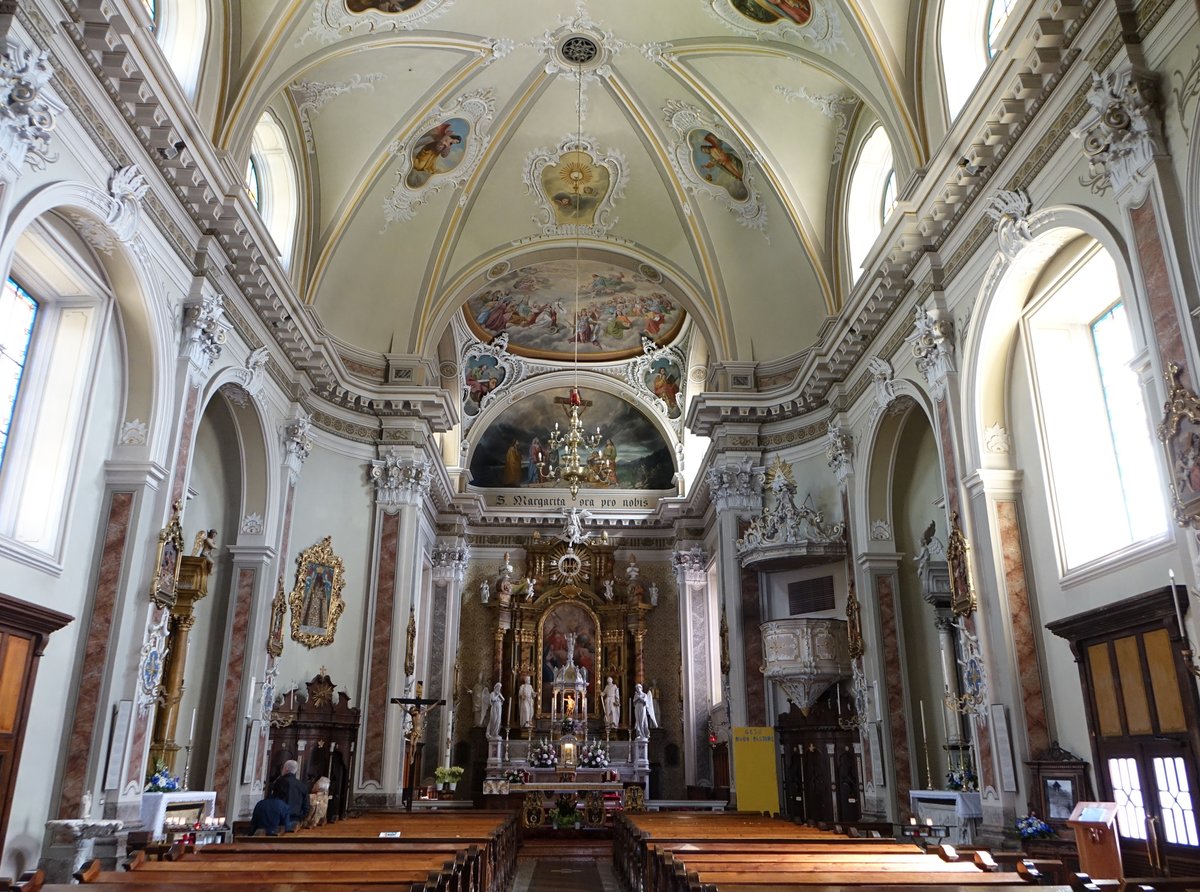 Sappada, barocker Innenraum der Pfarrkirche St. Margherita, Fresken von Francesco Barazzutti (07.05.2017)