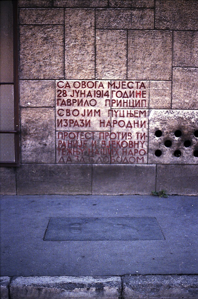 Sarajevo - Beim Attentat von Sarajevo am 28. Juni 1914 wurden der Thronfolger sterreich-Ungarns, Erzherzog Franz Ferdinand, und seine Gemahlin bei ihrem Besuch in Sarajevo von Gavrilo Princip, einem Mitglied der serbisch-nationalistischen Bewegung Mlada Bosna, ermordet. Auf dem Foto ist die zwischen 1952 und 1992 am Platz des Attentates befindliche Tafel mit den Fuabdrcken Prinzips zu sehen. Aufnahme: Juli 1984 (digitalisiertes Negativfoto).