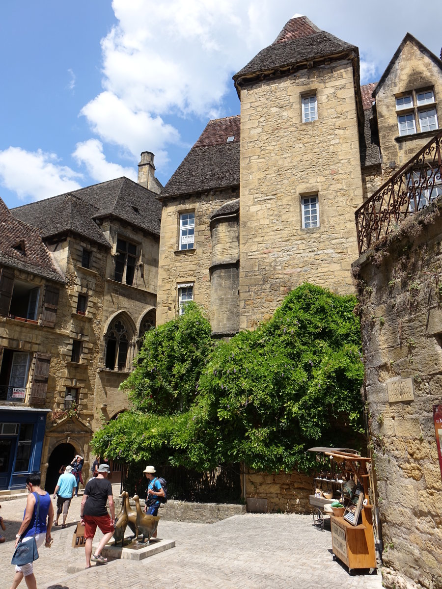 Sarlat-la-Caneda, Manoir de Gisson am Place Jacques Boissarie, erbaut im 13. Jahrhundert (22.07.2018)