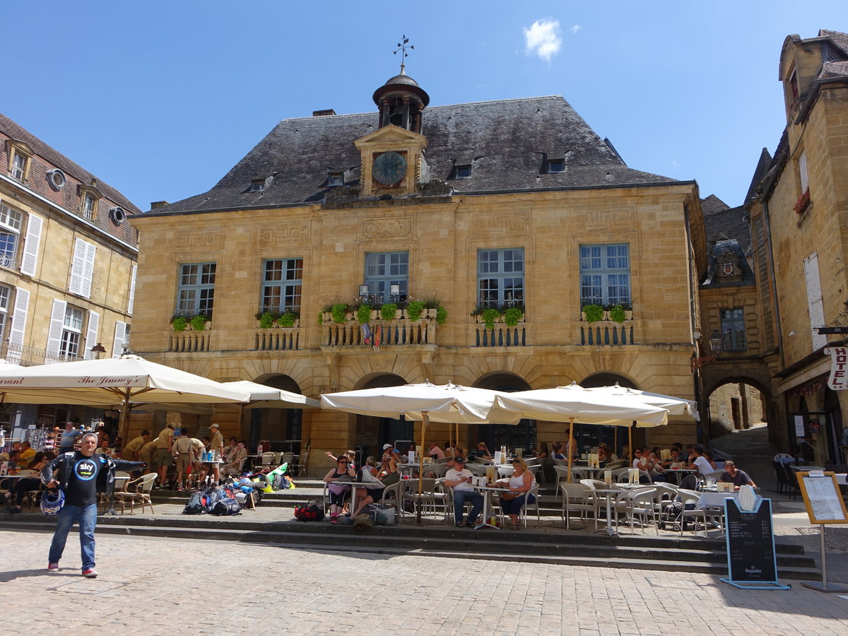 Sarlat-le-Caneda, altes Rathaus am Place de la Liberte, erbaut Anfang des 17. Jahrhundert (22.07.2018)