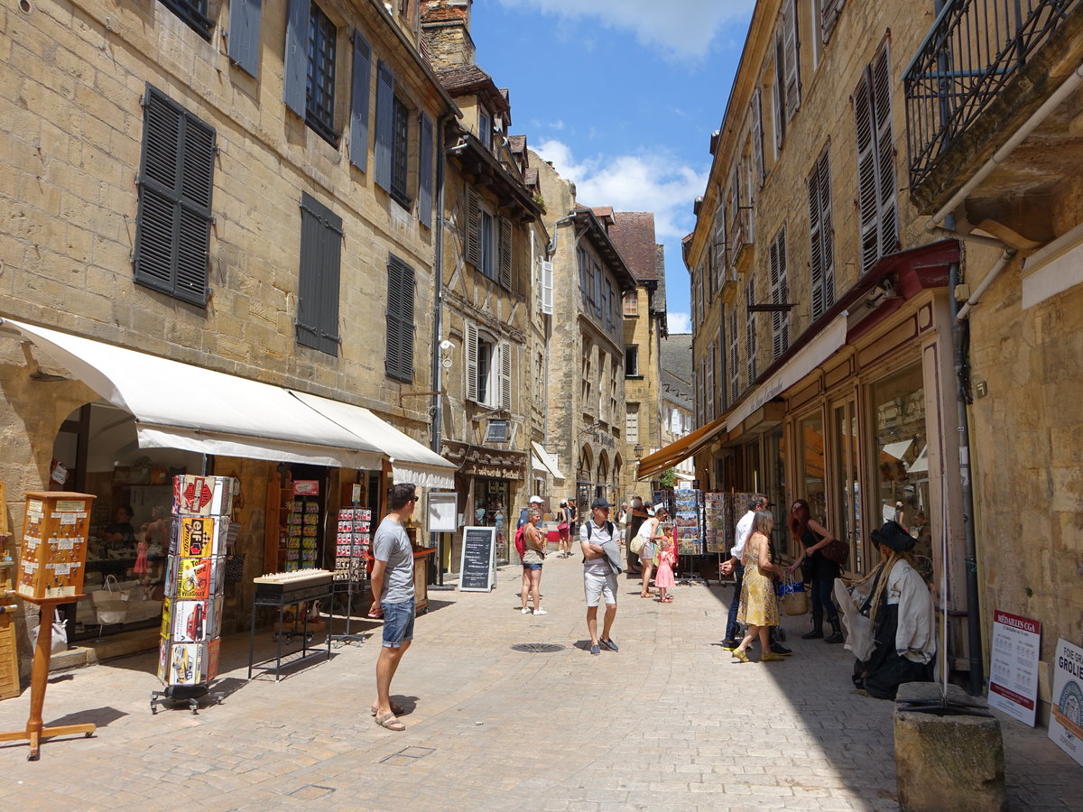 Sarlat-le-Caneda, historische Huser in der Rue de la Liberte (22.07.2018)