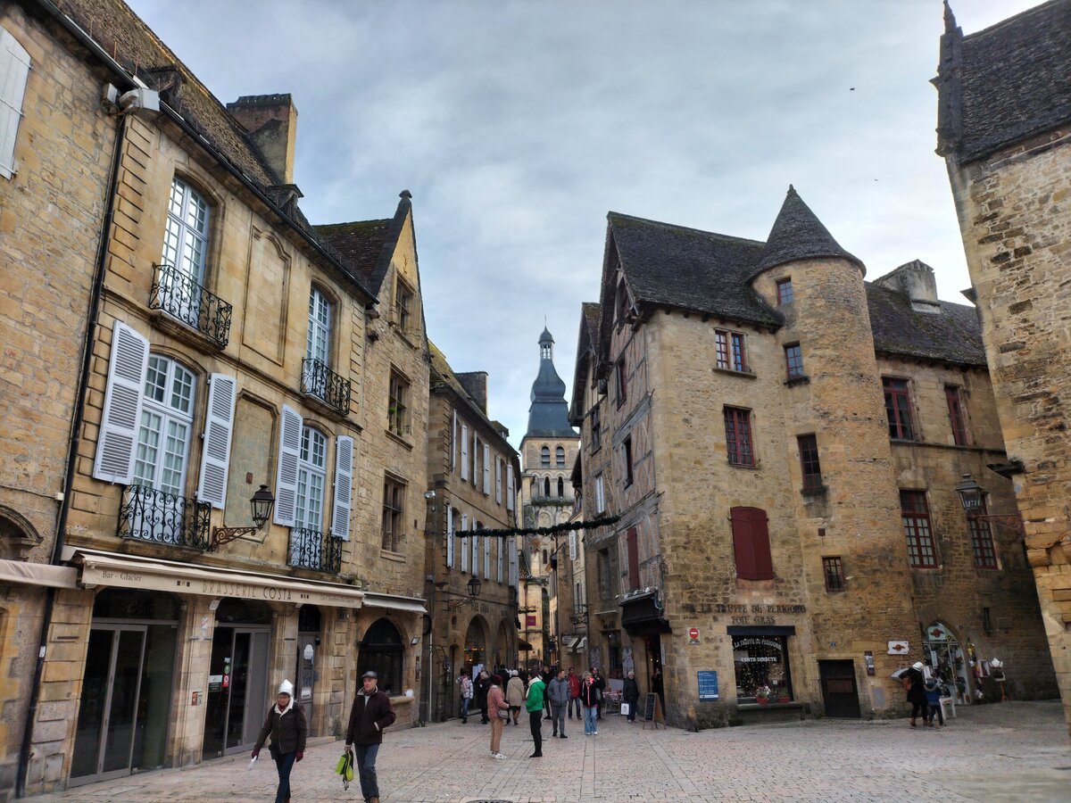 Sarlat, Place de la Libert, Platz der Freiheit, 17.12.2022