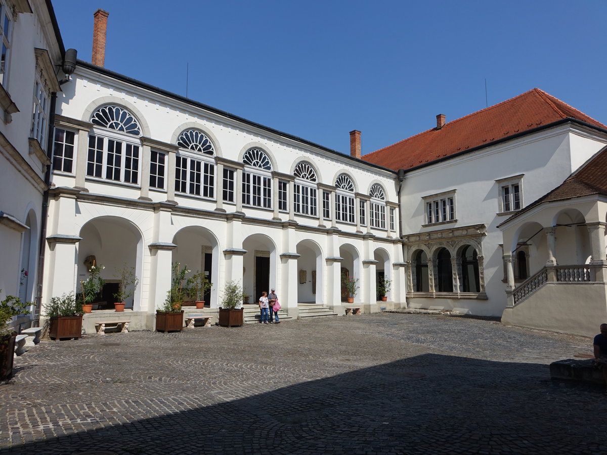 Sarospatak, Innenhof der Burg Rkczi, Loggia von 1645 (06.09.2018)