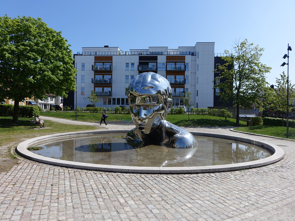 Sarpsborg, Skulptur Genesis am St. Marie Platz, erschaffen zur 1000-Jahr-Feier der Stadt durch den norwegischen Knstler Finn Eirik Modahl (20.05.2023)