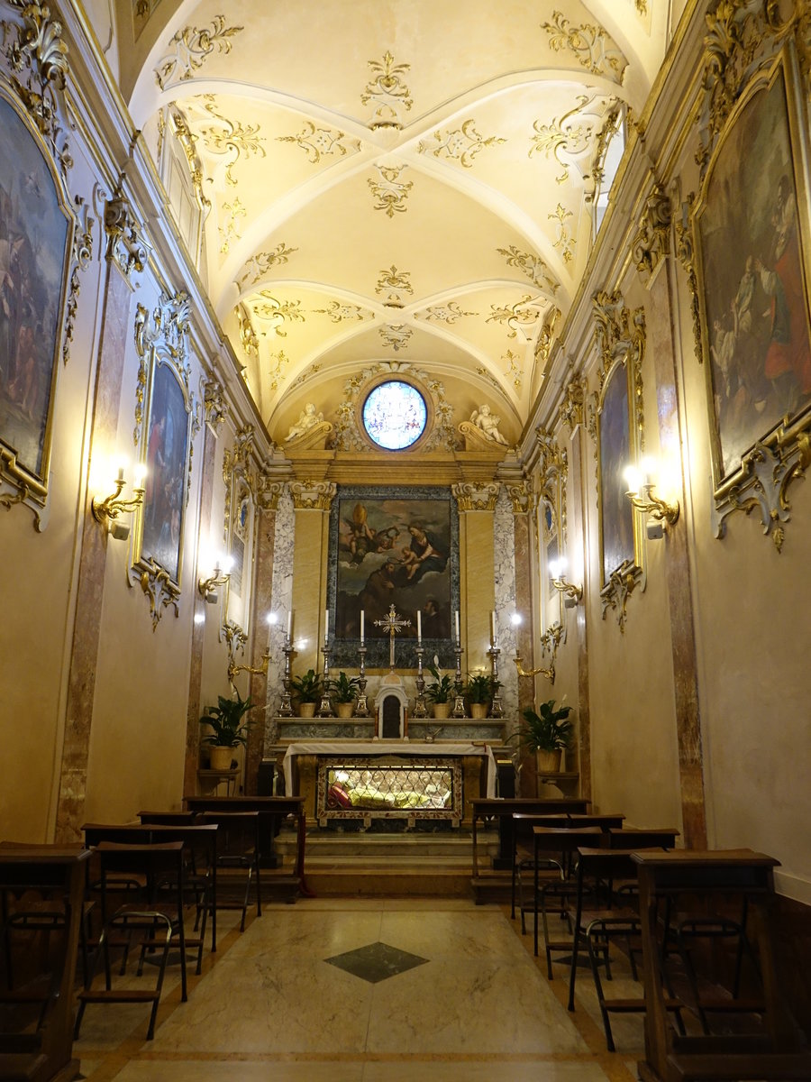 Sarsina, barocke Seitenkapelle mit Gemlde von Michele Valbonesi in der Basilika San Vicinio (20.09.2019)