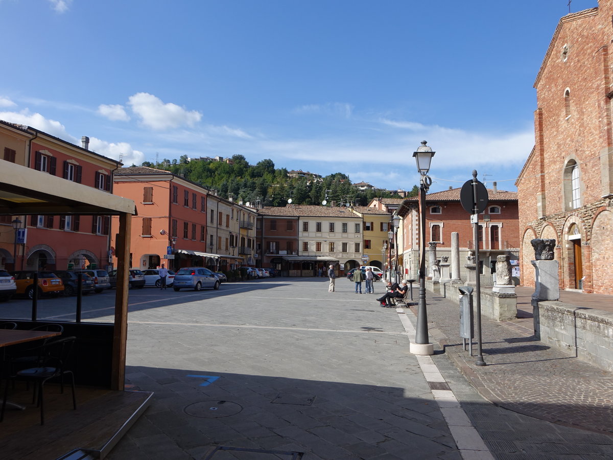 Sarsina, historische Gebude an der Piazza M. A. Plauto (20.09.2019)