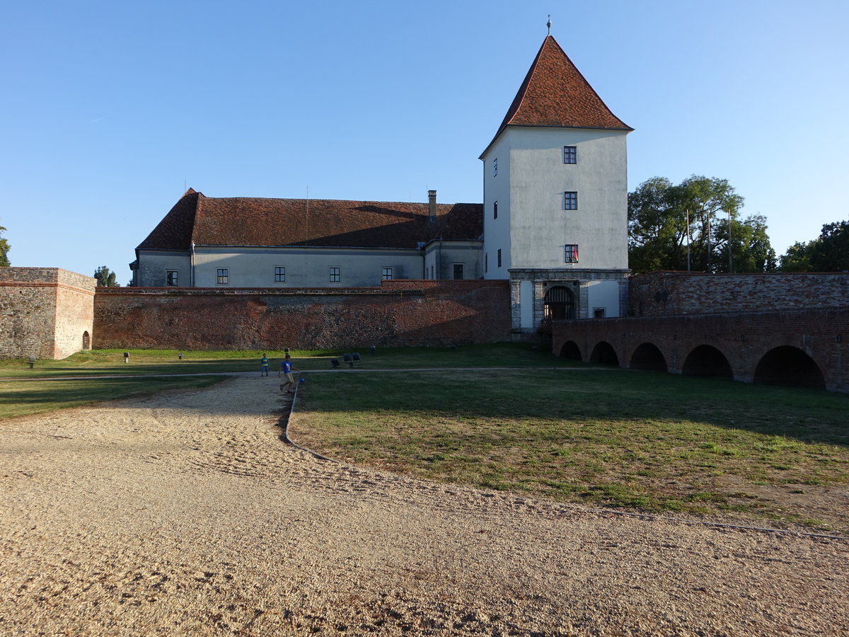 Sarvar, Renaissance Wasserburg Ndasdy, erbaut bis 1560 (27.08.2018)